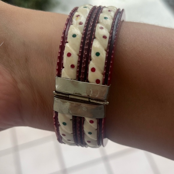 🆕 AMAZING Vintage OOAK Hand Carved Bone, Celluloid, & Garnet Hinged Bangle - Picture 3 of 11